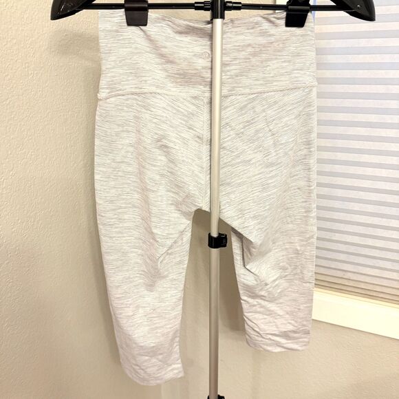 Lululemon Wunder Under High-Rise 1/2 Tight Luxtreme 17" Workout Leggings Size 8 - Picture 3 of 6